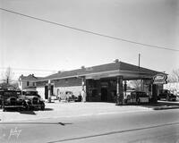 Street with Hess service station, wreck at Welch & Waugh Dr. [for Bowen Insurance Co.], no. #334; Gas stations-misc.