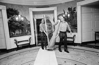 [Men carrying a harp into the diplomatic reception room]
