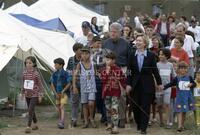 Clintons visit refugee camp in Macedonia